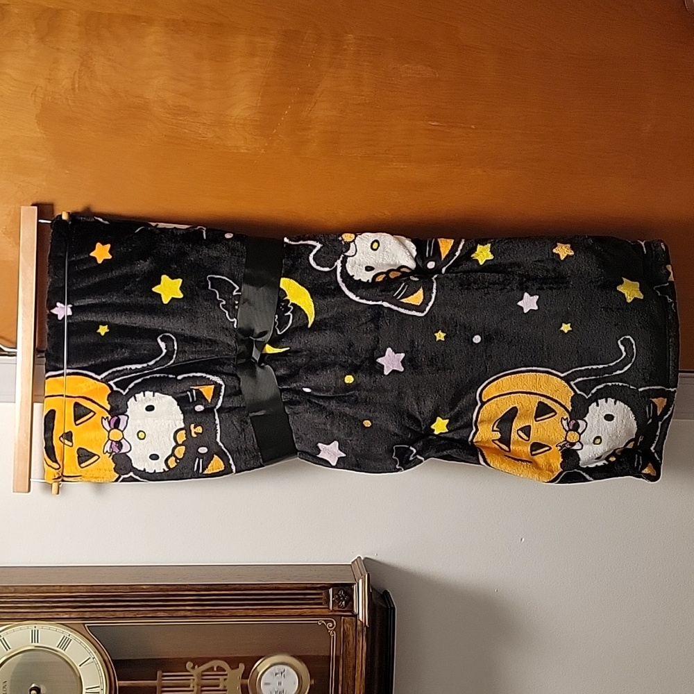Hello Kitty Holloween Throw Vkanket - Picture 6 of 7